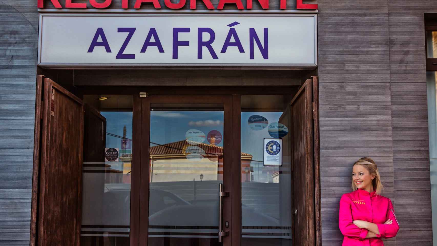 La chef manchega en la puerta de su restaurante Azafrán.
