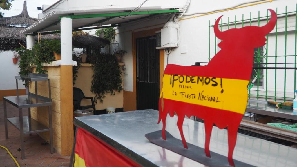 Antonio, aficionado a los toros, tiene distintos objetos relacionados con la tauromaquia en su restaurante.