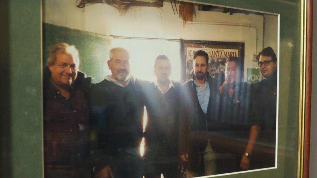 Foto con Santiago Abascal colgada en Venta El Cepo.