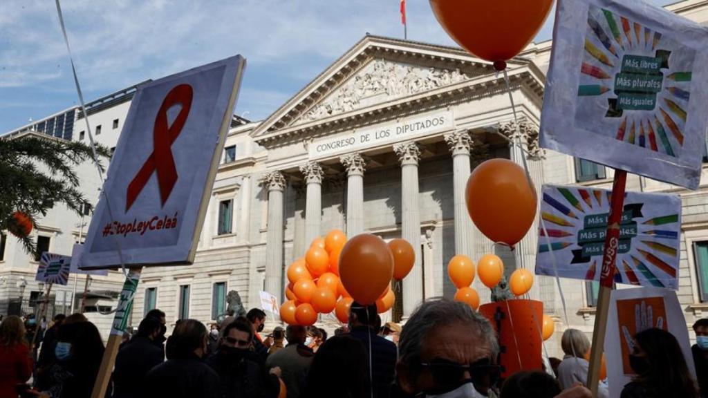 Manifestación frente al Congreso de los Diputados contra la 'Ley Celaá', este viernes.