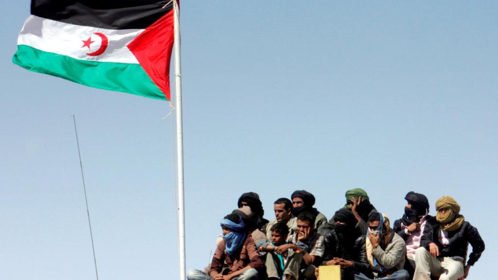 Los refugiados saharauis observan un desfile militar en Tifarati en los territorios liberados del Sahara Occidental
