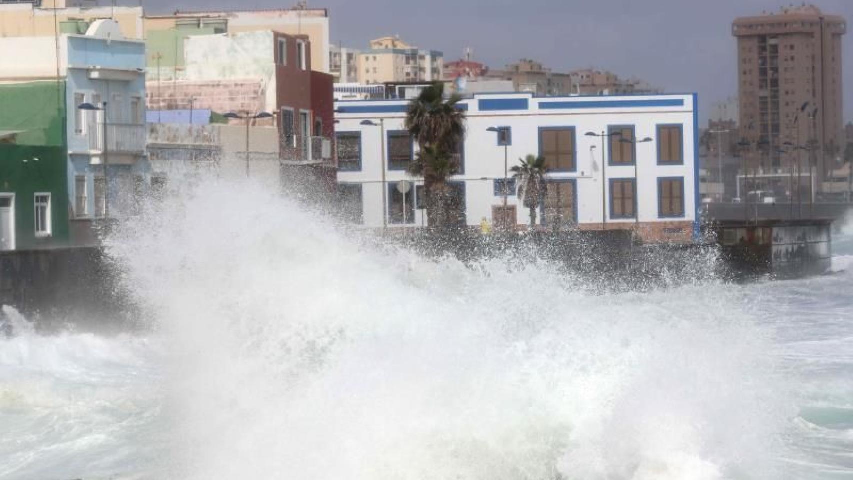 Fuerte oleaje en el barrio marinero de San Cristóbal, en Las Palmas de Gran Canaria.