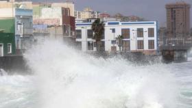 Fuerte oleaje en el barrio marinero de San Cristóbal, en Las Palmas de Gran Canaria.