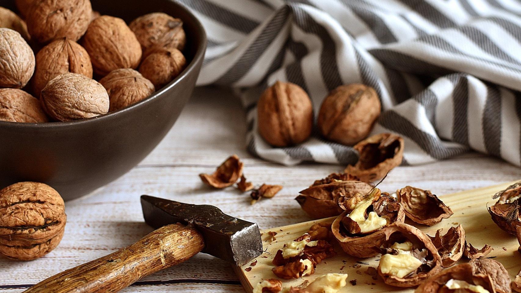 Unas nueces partidas por la mitad.