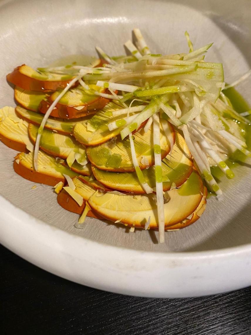 Ensalada de amanita, emulsión de su tallo, apionabo y manzana