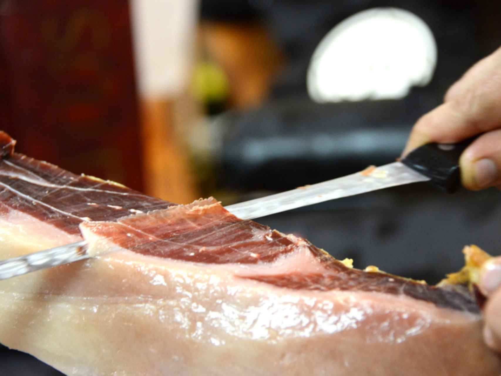 Cómo cortar un jamón ibérico: guía completa paso a paso