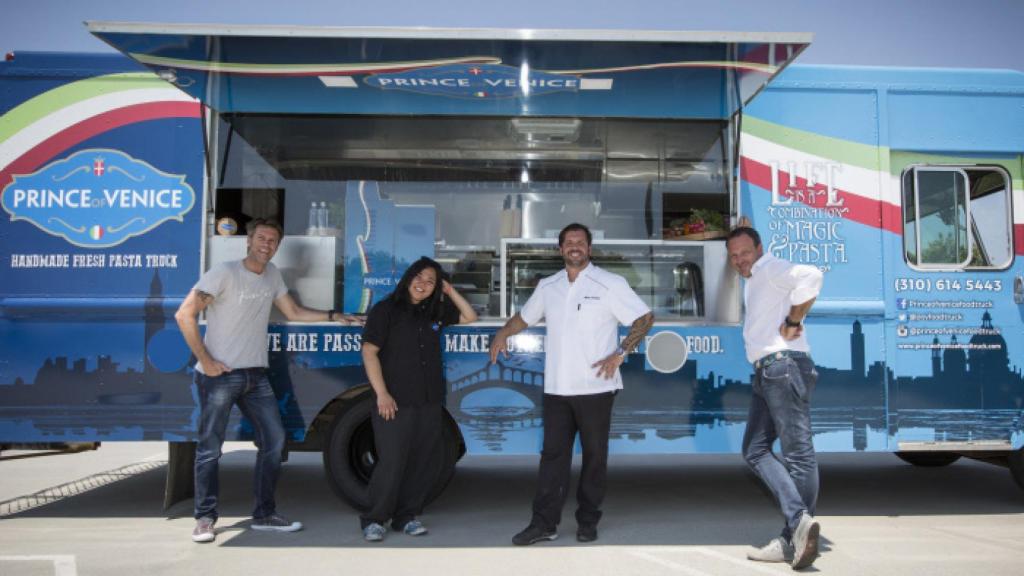 Emanuele Filiberto de Saboya, junto a su equipo de trabajo, frente a su 'food truck'.