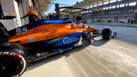 Carlos Sainz en el box de McLaren