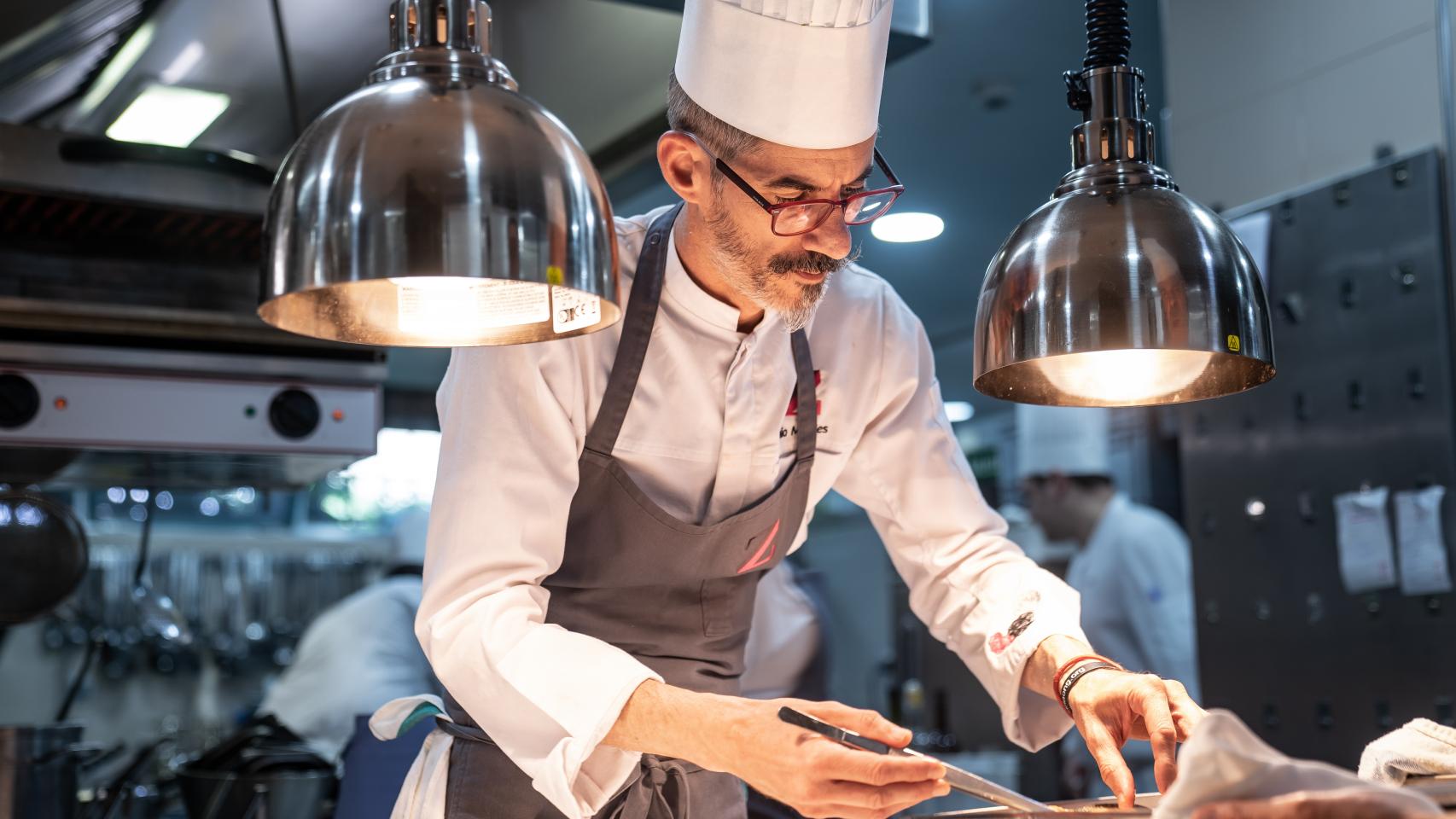 Julio Miralles en las cocinas de Zalacaín.