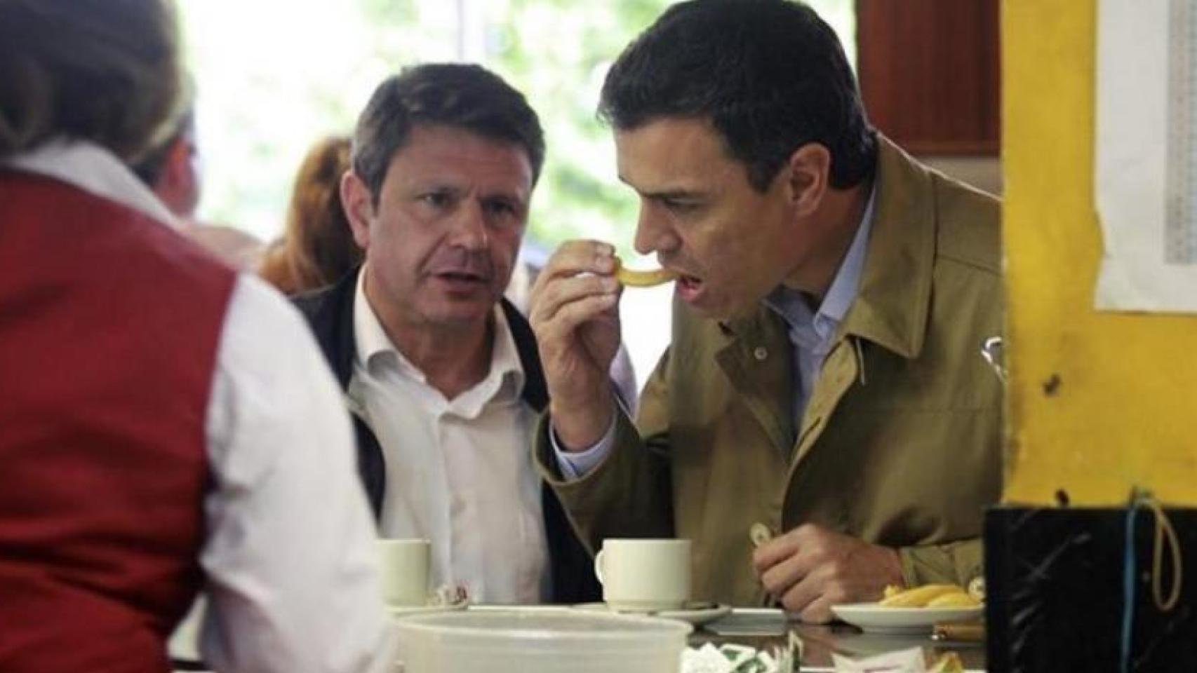 Pedro Sánchez , líder del PSOE, toma un chocolate con churros en un bar.