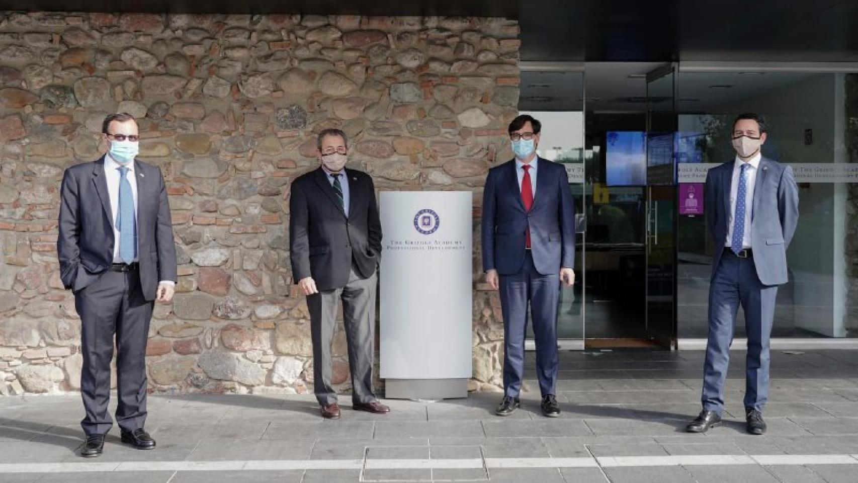 Salvador Illa durante su visita a las instalaciones industriales de la empresa Grífols en Barcelona