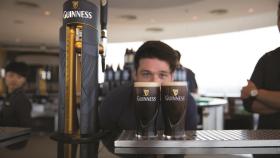Guinness: historia de la famosa cerveza negra que creó el libro de los récords del mundo por culpa de un pájaro