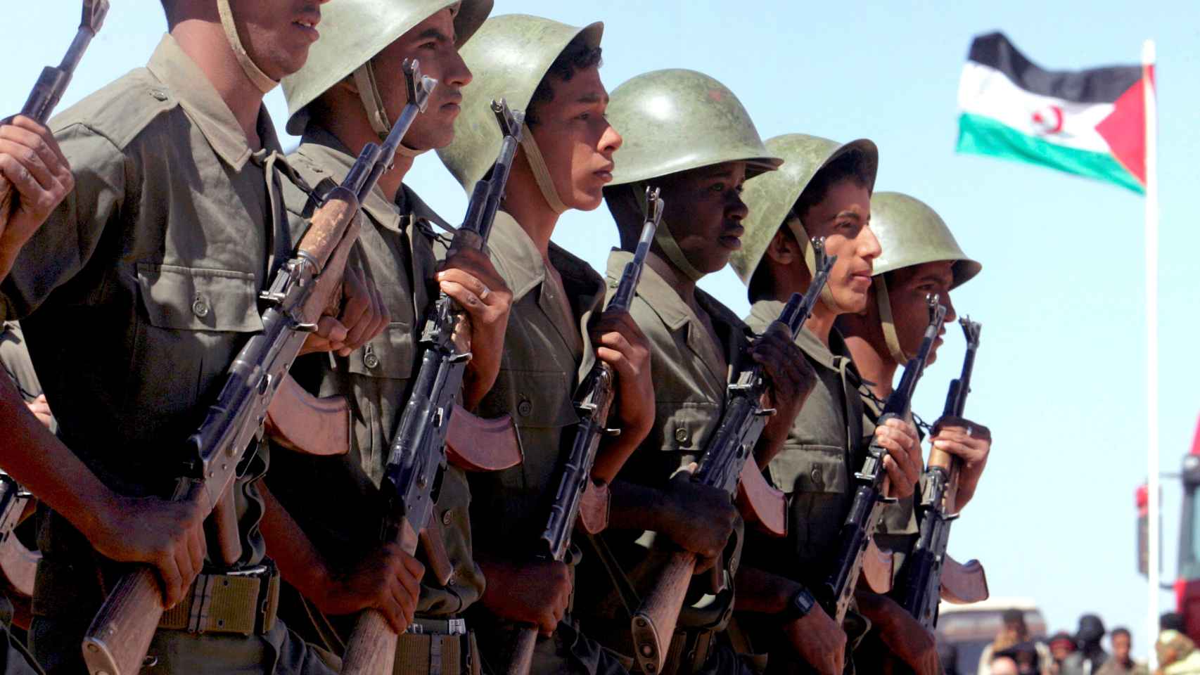 Los soldados saharauis marchan en un desfile en Tifariti en los territorios liberados del Sáhara Occidental.