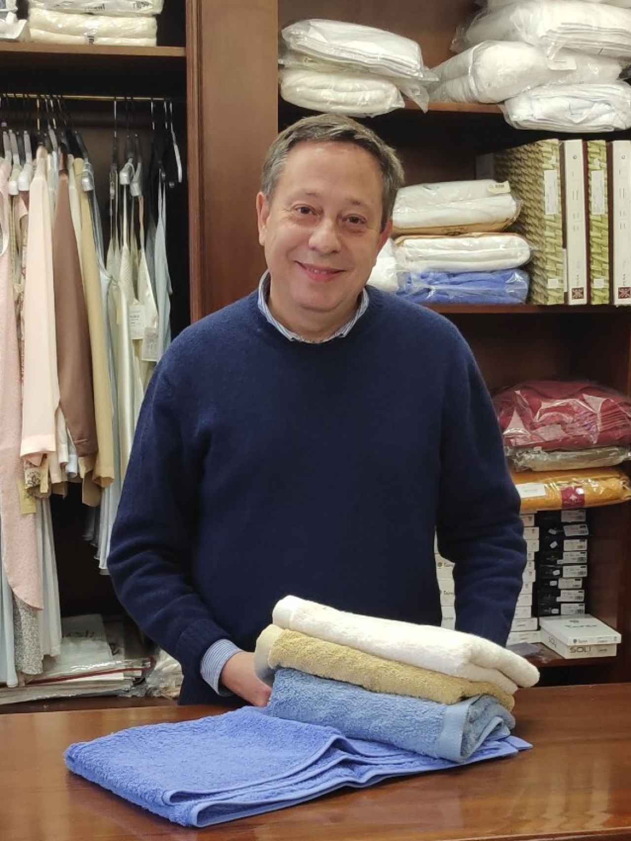 Adolfo Sainz, en su tienda de textil de Soria