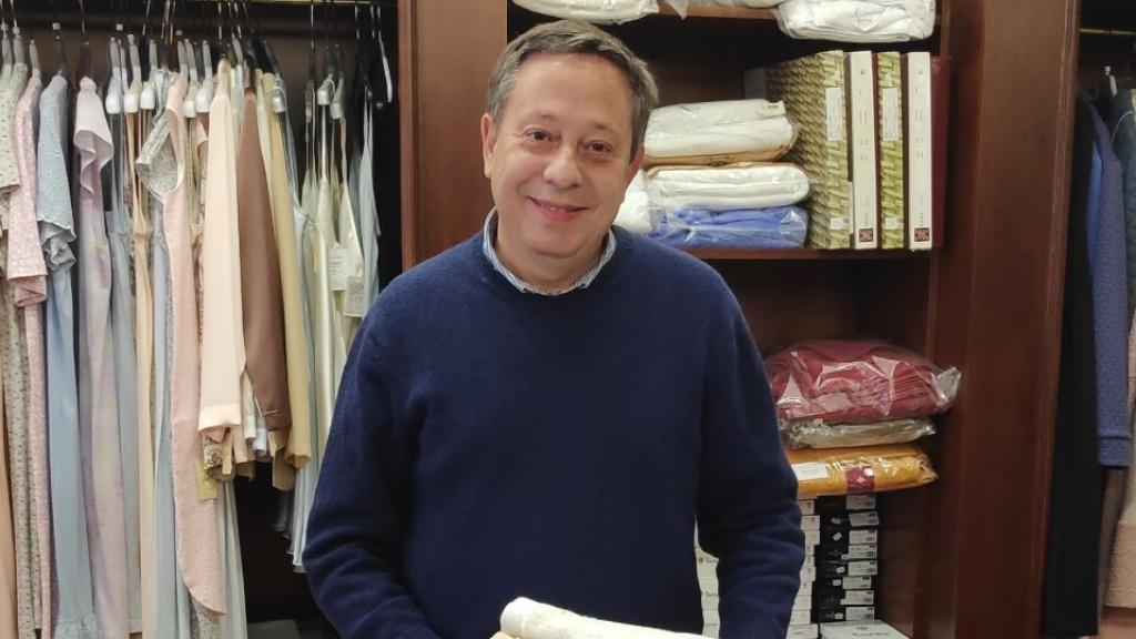 Adolfo Sainz, vendedor de ropa y vicepresidente de la FECSoria, uno de los comerciantes promotores de Compraensoria.com.