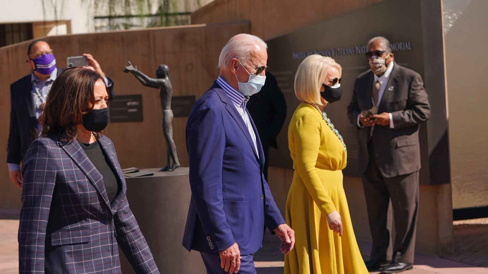 Kamala Harris, Joe Biden y Cindy McCain, en un acto electoral.
