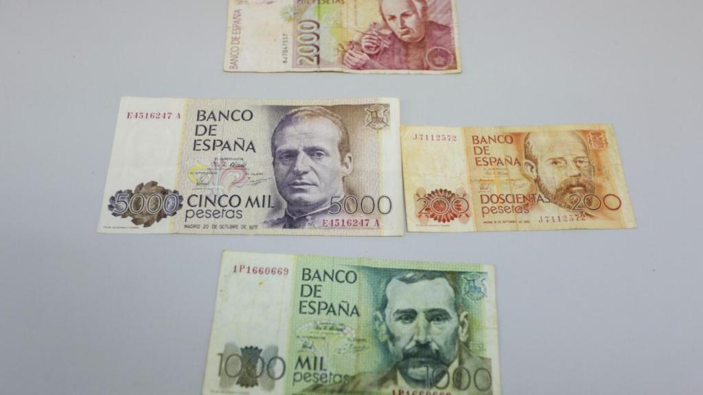 Varios billetes de peseta.