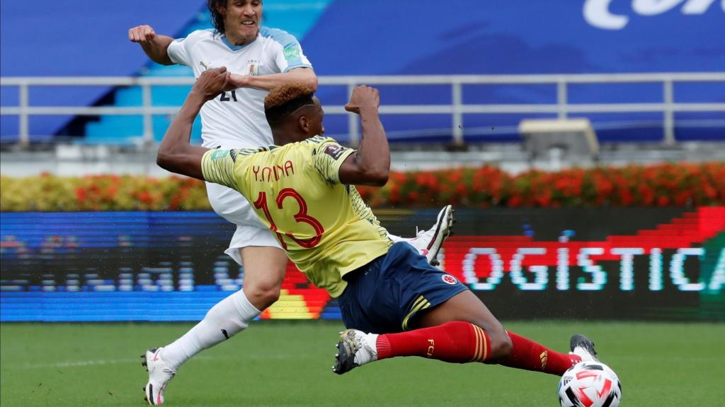 Cavani marca el primer gol de Uruguay a Colombia