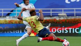 Cavani marca el primer gol de Uruguay a Colombia