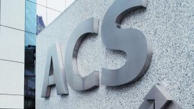 Rótulo de ACS a la entrada de su sede corporativa.