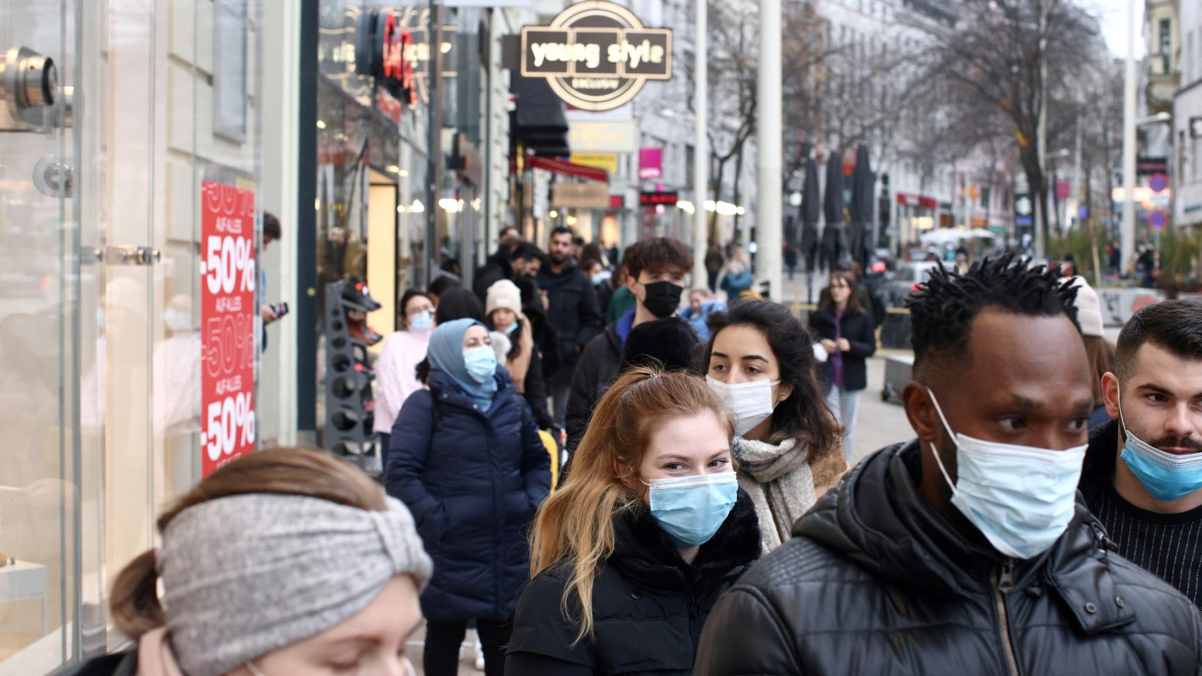 Decenas de personas paseando por una calle en Viena.