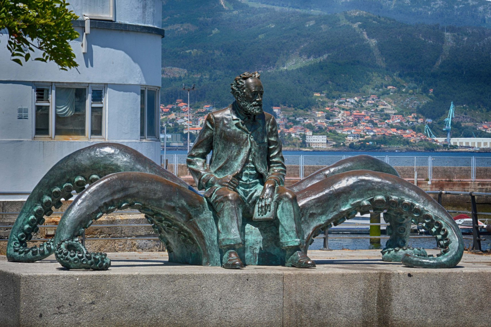 Monumento a Julio Verne por José Morales, en el Paseo de las Avenidas.