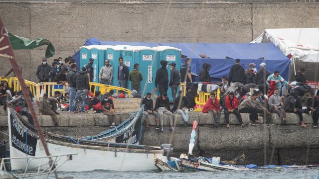 Grupo de inmigrantes en el muelle de Arguineguín.