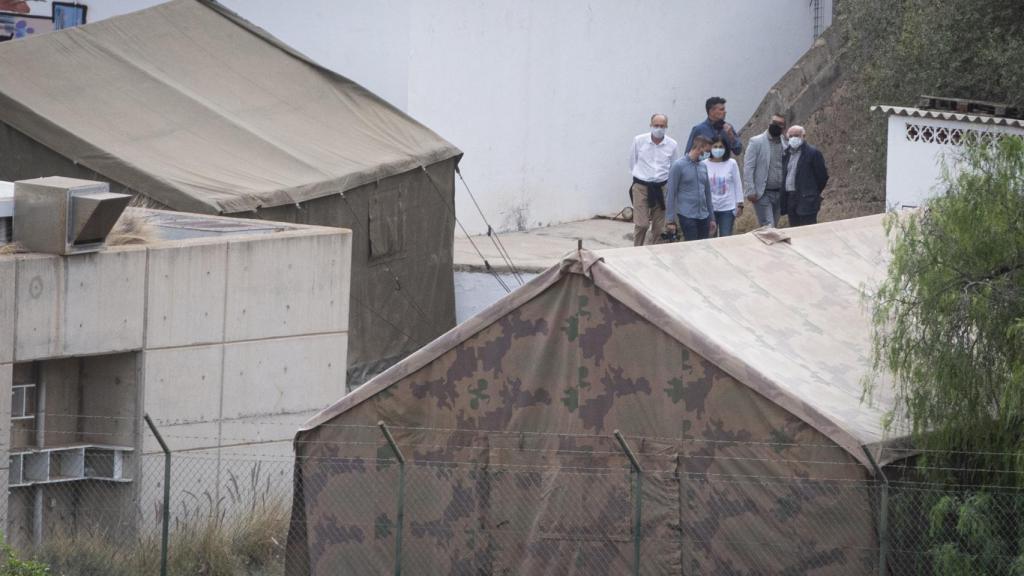 La ministra de Política Territorial y Función Pública, Carolina Darias, supersiva las instalaciones que Defensa ha habilitado para los inmigrantes, este sábado.