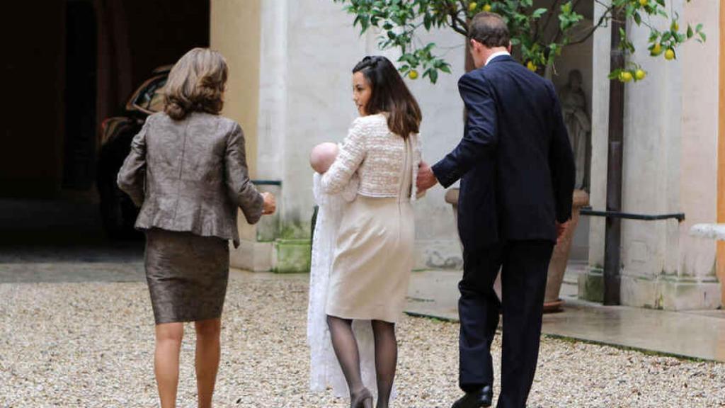 Alessandro Lequio y María Palacios en el bautizo de Ginevra Ena en Roma.