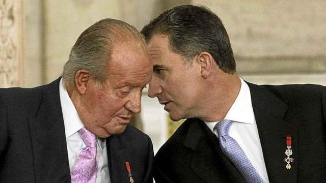 Felipe VI y Juan Carlos I en una imagen de archivo.