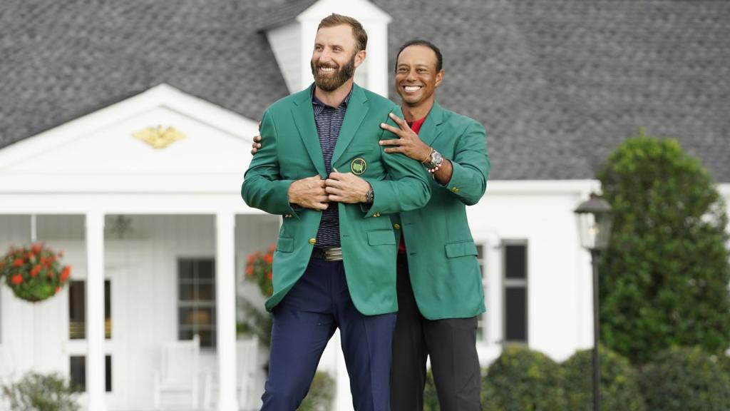 Tiger Woods le pone la chaqueta verde de Augusta a Dustin Johnson
