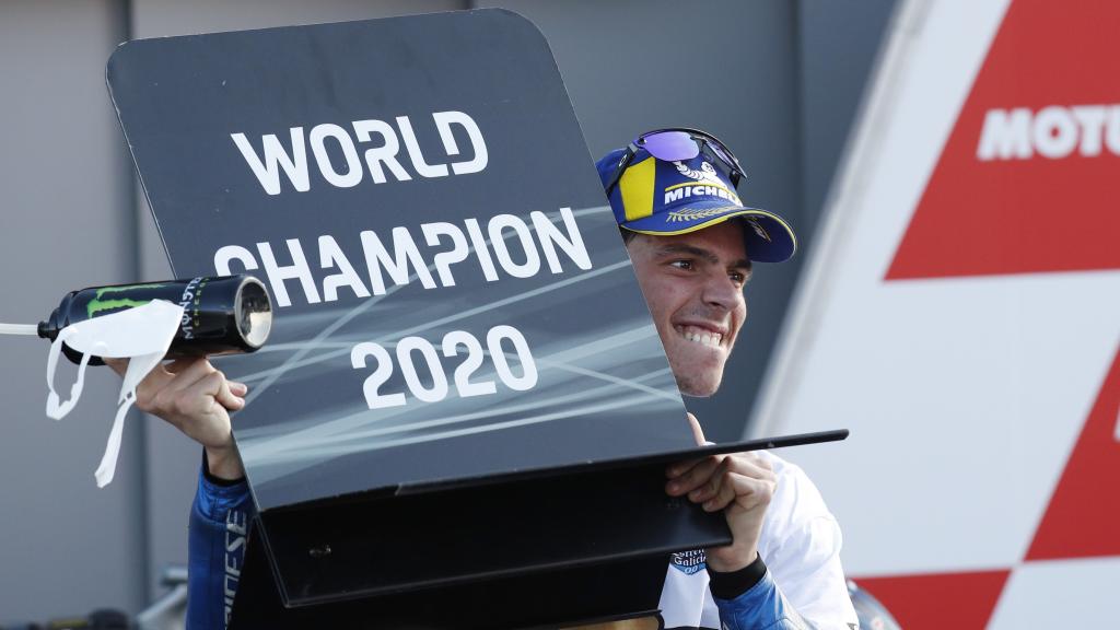 Joan Mir levanta el cartel de campeón del mundo de MotoGP, en el circuito Ricardo Tormo de Valencia.