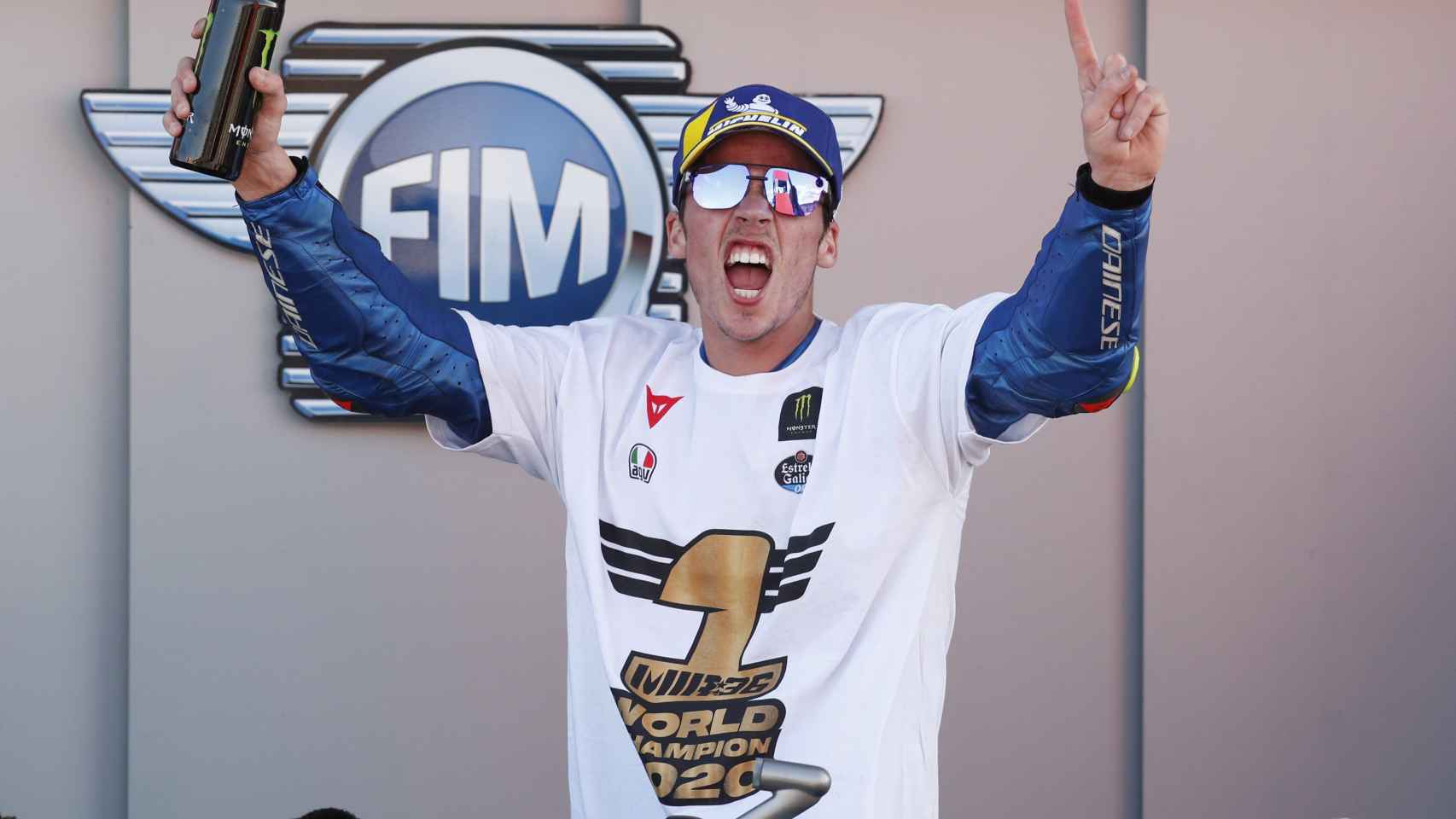 Joan Mir celebra el título de campeón de MotoGP