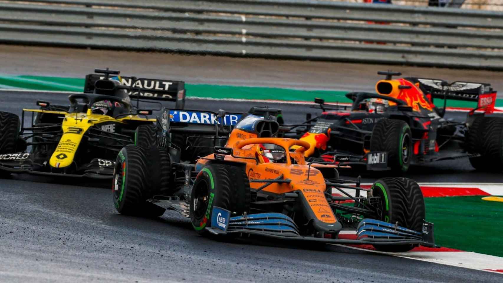 Carlos Sainz pelea la posición con Ricciardo en Turquía