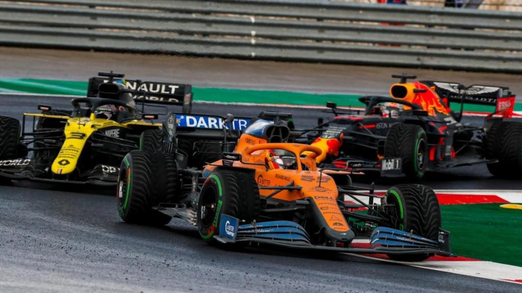 Carlos Sainz pelea la posición con Ricciardo en Turquía