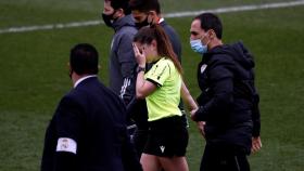 La árbitra Sara Fernández abandona el césped