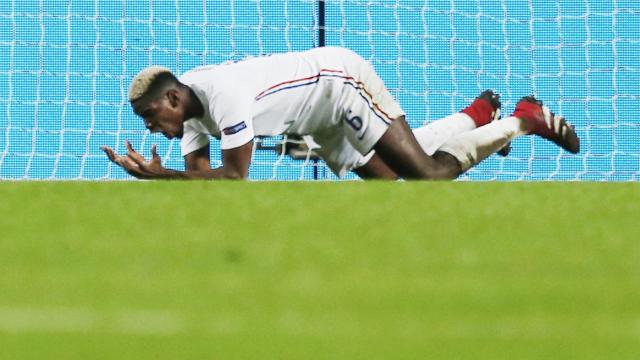 Pogba se lamenta durante un partido de Francia