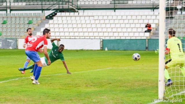 Titi haciendo el 1-0. Foto: Laura Pérez (CD Toledo)