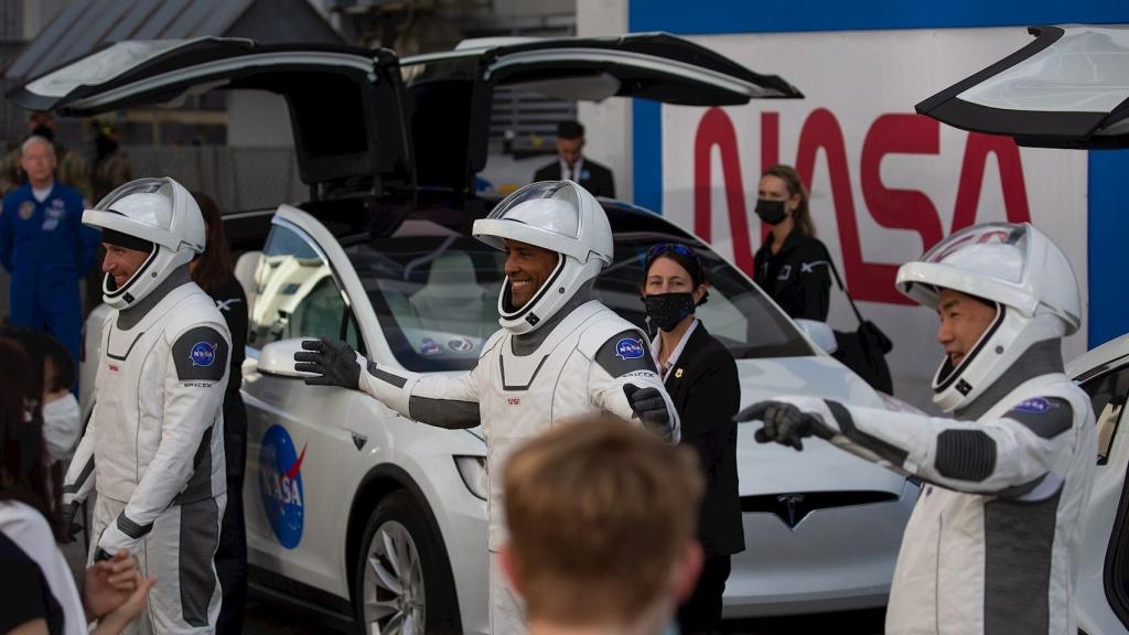 Astronautas llegando a la plataforma de lanzamiento a bordo de un Tesla