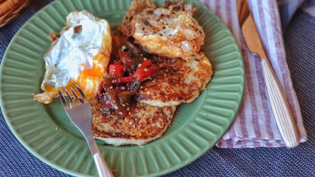 Rosti de patata y chucrut con huevos fritos