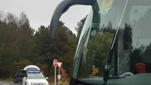 Control de transporte escolar realizado por la Guardia Civil en Orense.