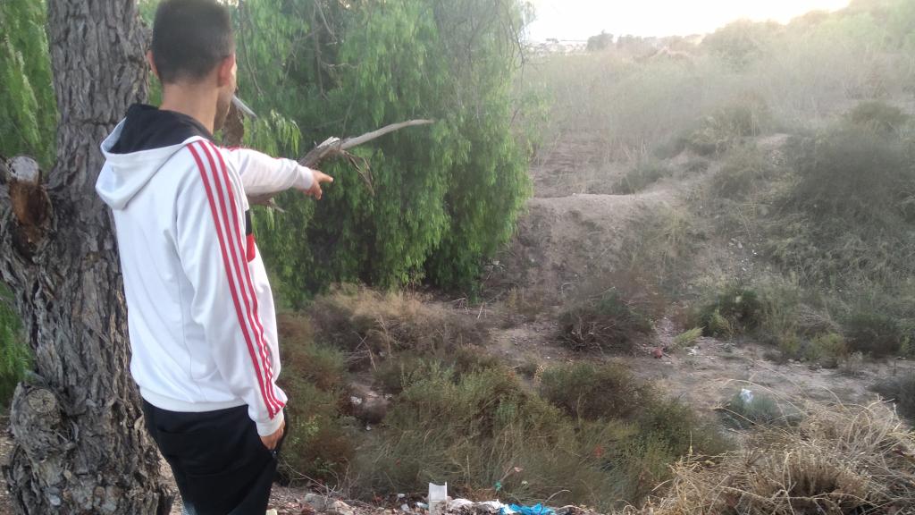 Un vecino de Los Casones de La Ñora señala el lugar donde han aparecido los restos.