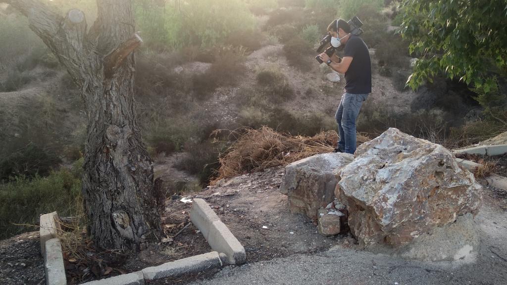 Un cámara de televisión grabando la rambla donde ha aparecido el cadáver.