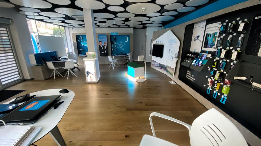 Interior de una tienda de la compañía telefónica Movistar.