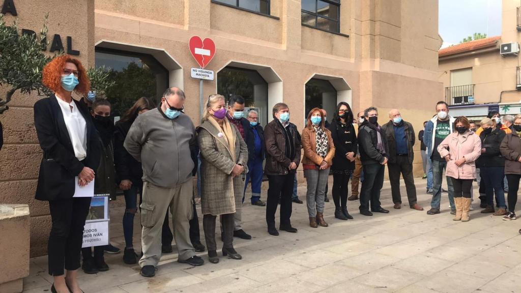 Concentración en el Ayuntamiento como muestra de rechazo a lo ocurrido.