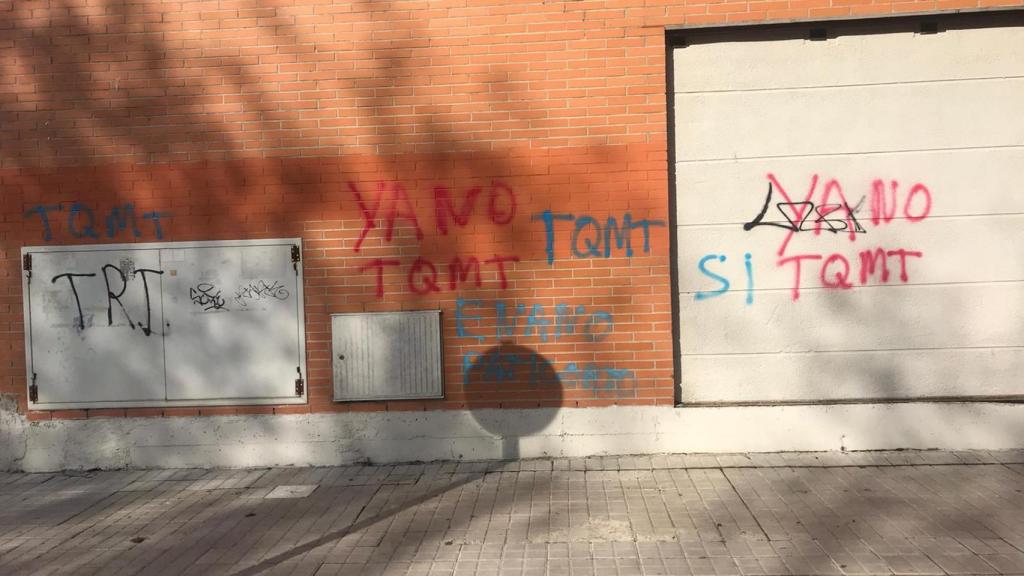 Pintadas encontradas en la calle donde se produjo la agresión.