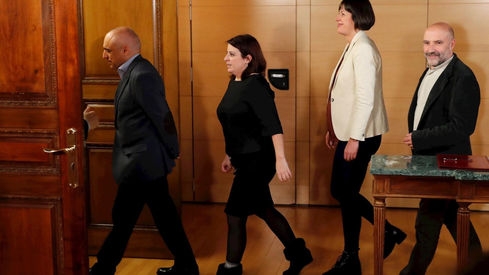 El diputado socialista Rafael Simancas, la vicesecretaria general del PSOE y portavoz del Grupo Socialista en el Congreso, Adriana Lastra; la portavoz nacional del BNG, Ana Pontón, y el diputado del BNG, Néstor Rego, tras la firma del acuerdo de investidura.