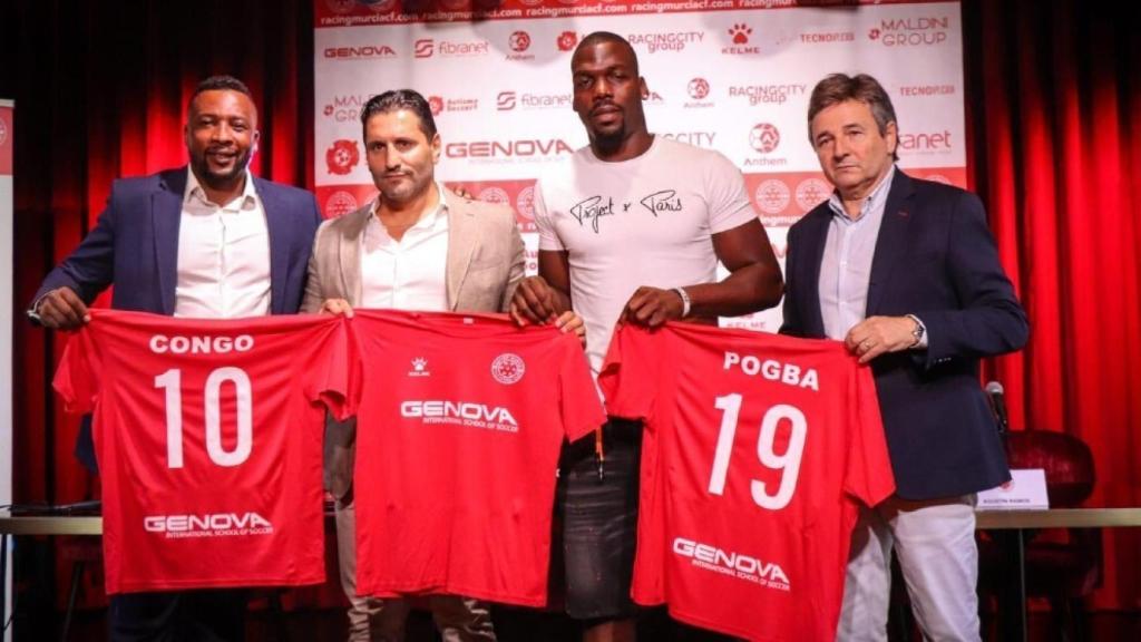 Mathias Pogba, junto al presidente del Racing Murcia Morris Pagniello, el vicepresidente Agustín Ramos y Edwin Congo. Foto: Twitter (@racingmurciafc)