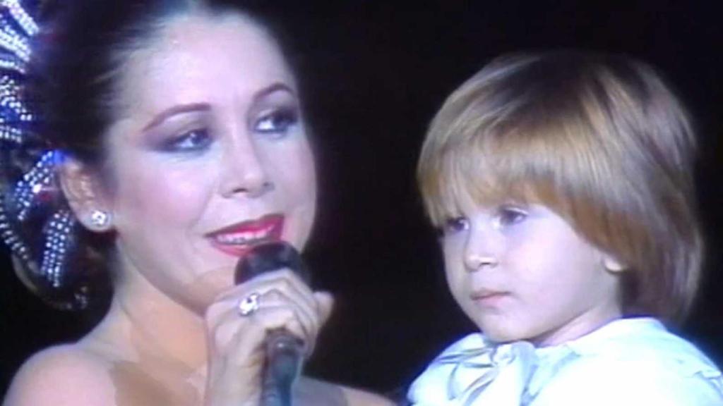 Isabel Pantoja y su hijo Kiko en el Teatro Real de Madrid, en el primer concierto de la tonadillera tras la muerte de su marido.