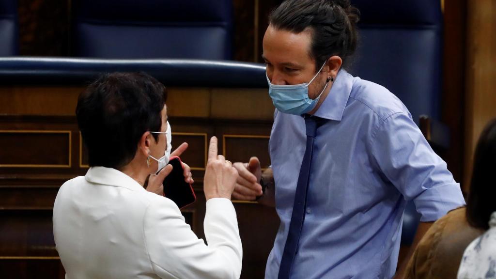 Pablo Iglesias, conversando la semana pasada en el Congreso con la portavoz de Bildu, Mertxe Aizpurua.